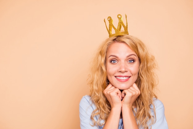 Bella mujer posando con una corona