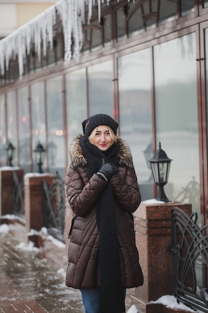 Bella mujer posando en el invierno en la ciudad