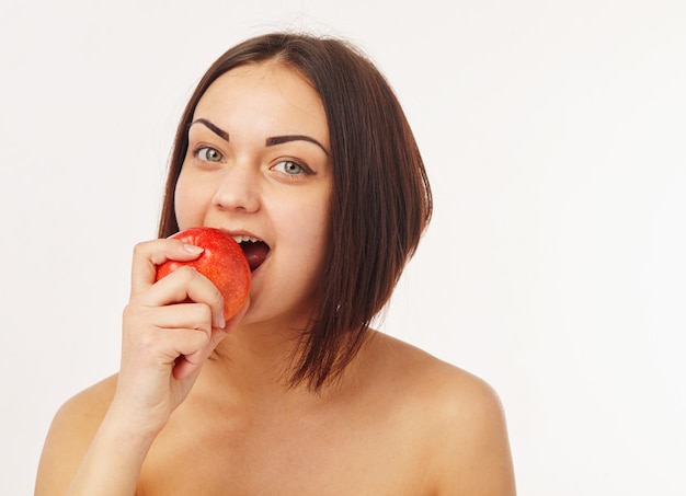 Bella mujer posando con manzana roja