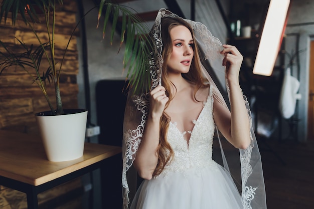 La bella mujer posando en un vestido de novia.