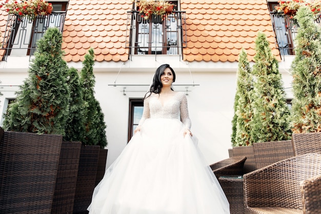 La bella mujer posando en un vestido de novia