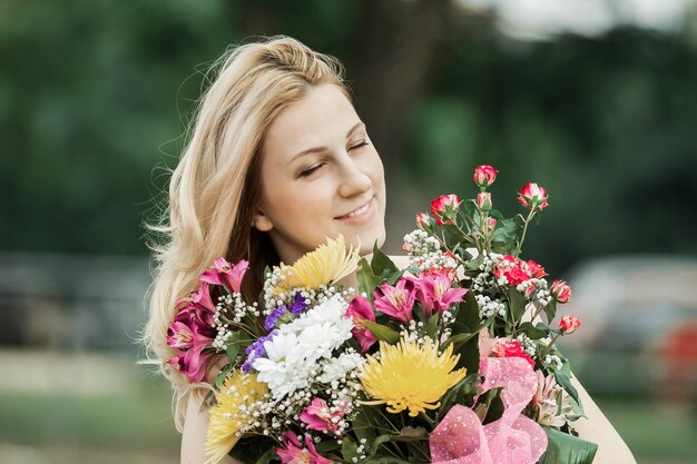 Bella mujer con un ramo de flores