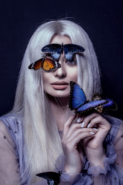 Bella mujer con retrato de mariposas