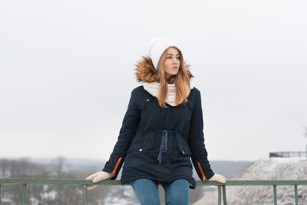 Bella mujer con ropa de invierno fuera