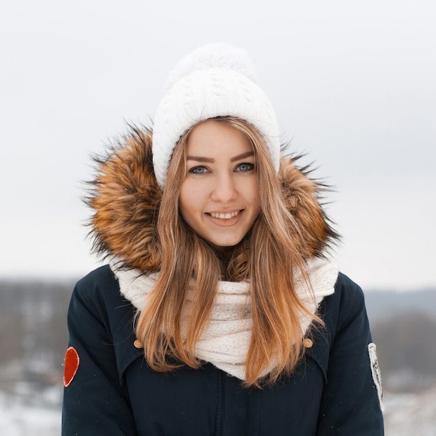 Bella mujer con ropa de invierno fuera