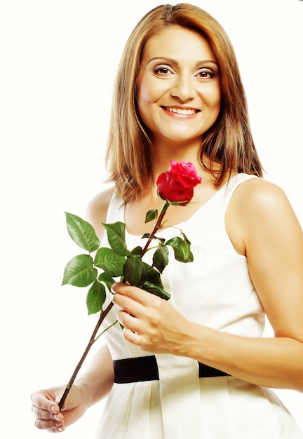 Bella mujer con rosa roja aislado en blanco