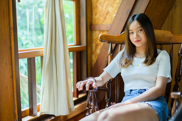 Bella mujer sentada en una silla en un café