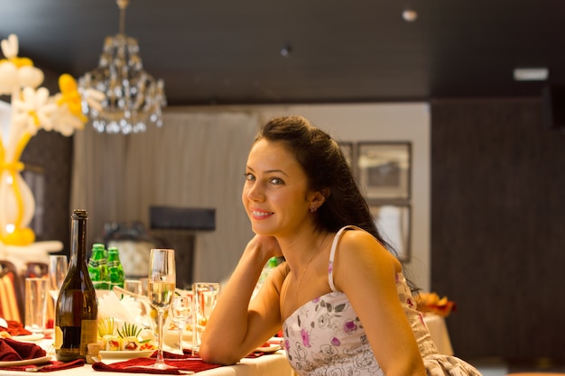 Foto bella mujer sentada sola en una mesa formal