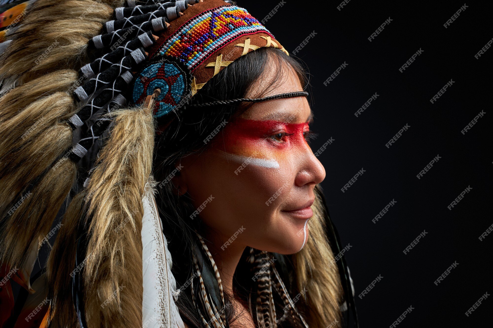 procedimiento grueso esta ahí Bella mujer con sombrero indio con plumas | Foto Premium