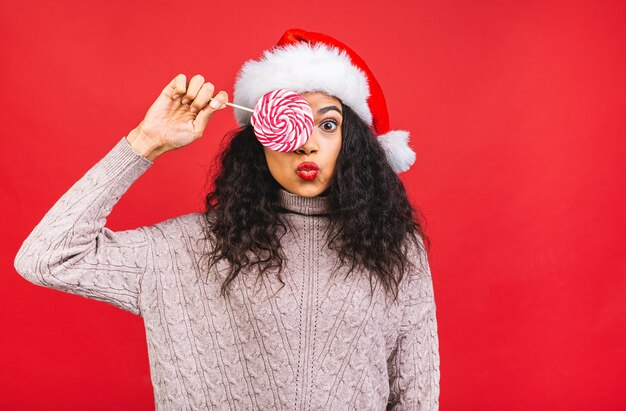 Bella mujer con sombrero de santa claus