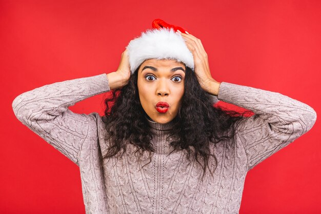 Bella mujer con sombrero de santa claus