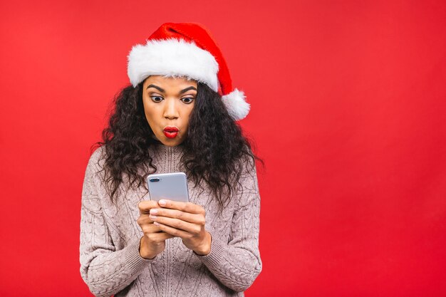 Bella mujer con sombrero de santa claus