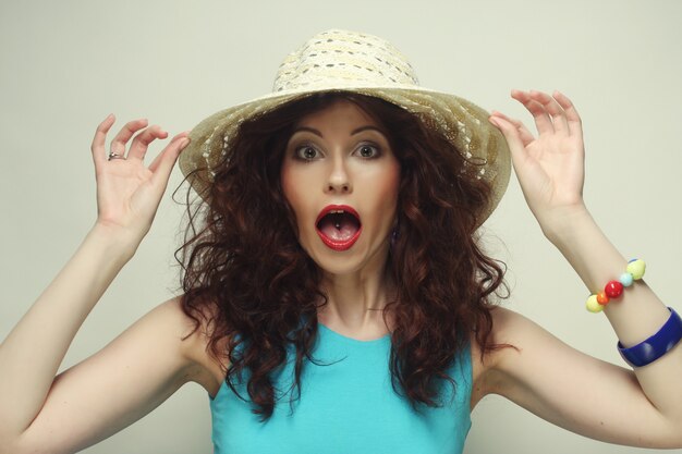 Bella mujer con sombrero