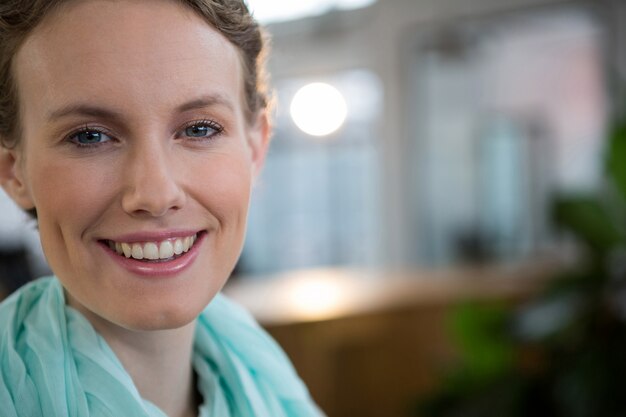 Bella mujer sonriendo en la oficina