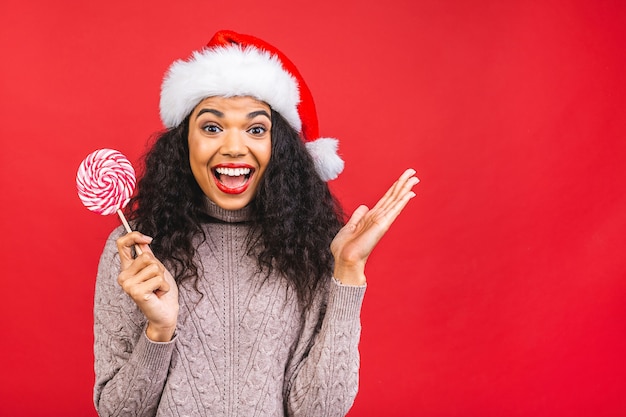 Bella mujer sonriente con sombrero de santa claus