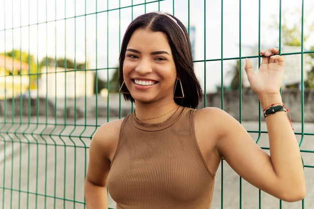 Bella mujer con una sonrisa perfecta para blanquear