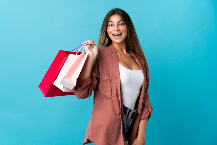 Foto bella mujer sosteniendo bolsas de la compra.
