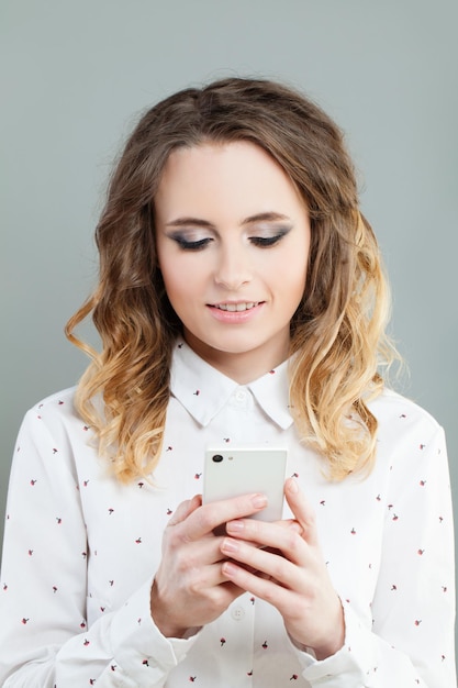 Bella mujer con teléfono móvil