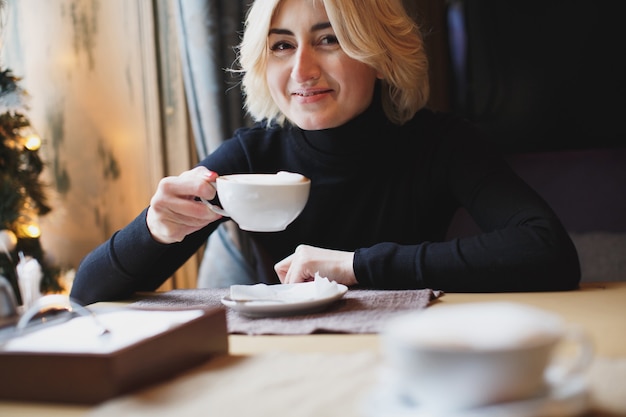 Bella mujer tomando café