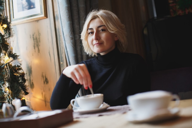 Bella mujer tomando café