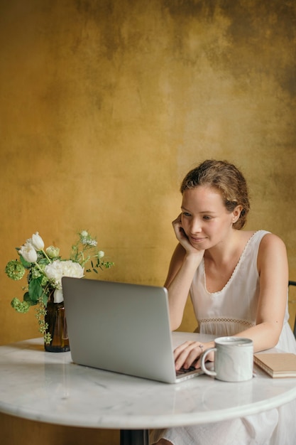 Bella mujer trabajando en su computadora portátil en un café