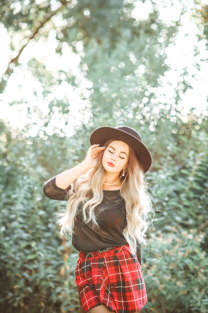 Bella mujer con traje de Halloween de pelo rizado