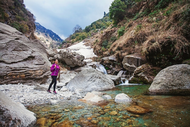 Bella mujer trekking sola en el Himalaya indio