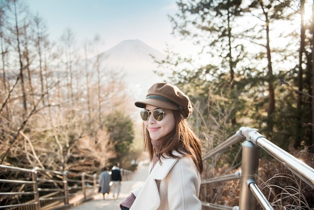 Una bella mujer turista en Japón