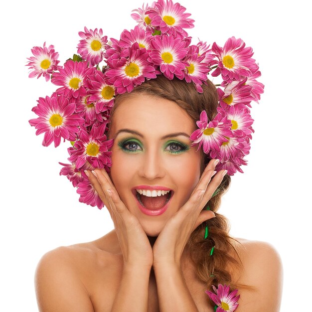 Foto bella mujer ucraniana con flores en el cabello