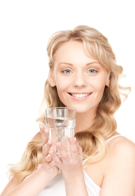 Bella mujer con un vaso de agua sobre blanco