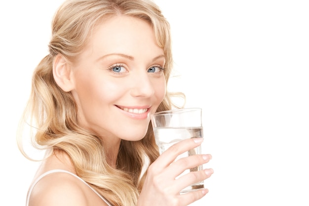 Bella mujer con un vaso de agua sobre blanco