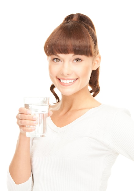 Bella mujer con un vaso de agua sobre blanco