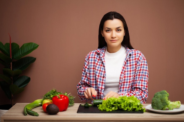 Bella mujer con verduras para ensalada dietética.