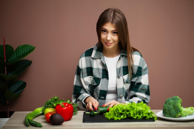 Bella mujer con verduras para ensalada dietética.