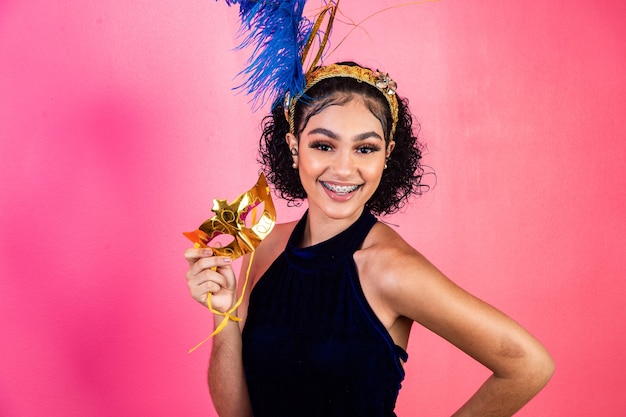 Foto bella mujer vestida para la noche de carnaval. mujer afro con maquillaje de carnaval