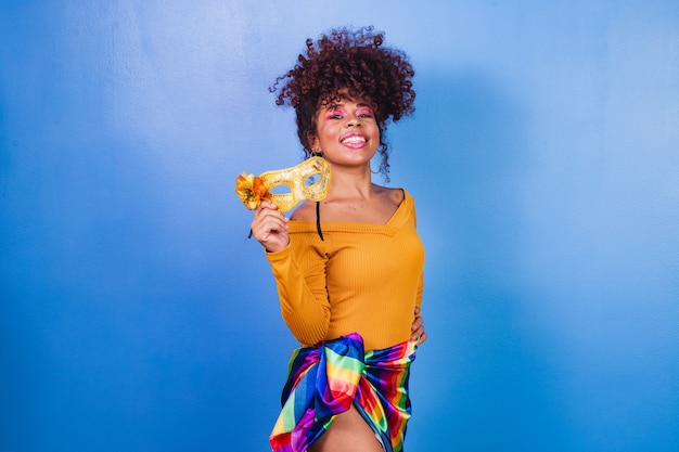 Bella mujer vestida para la noche de carnaval. Mujer afro con maquillaje de carnaval