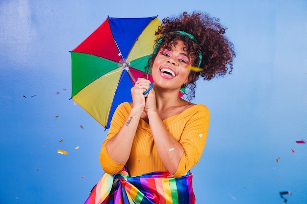 Bella mujer vestida para la noche de carnaval. Mujer afro con maquillaje de carnaval