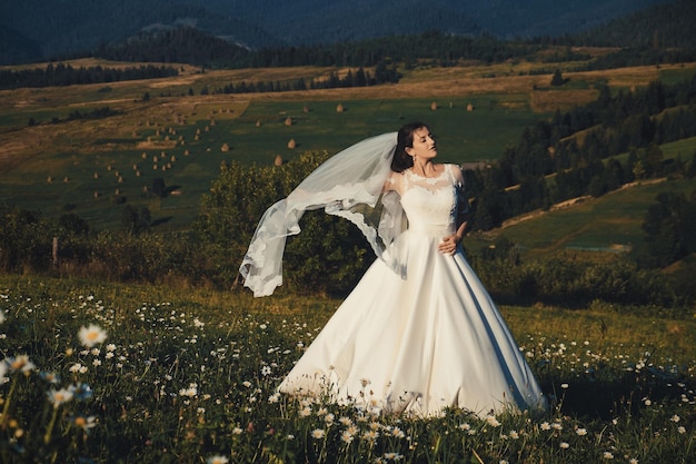 Bella novia al aire libre en un bosque