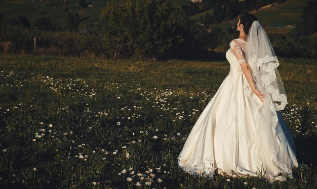 Bella novia al aire libre en un bosque