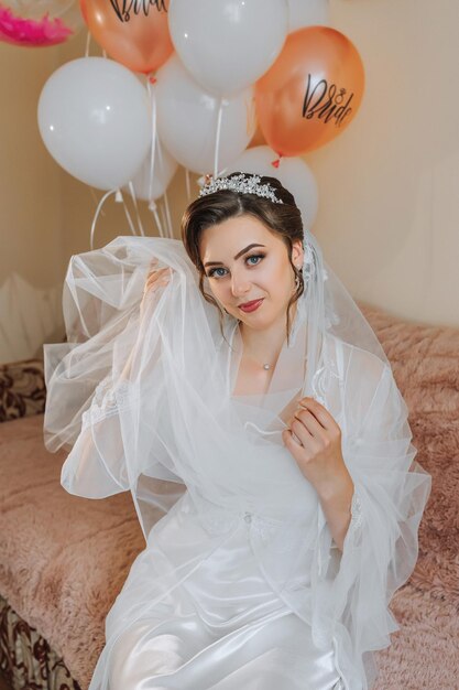 Foto bella novia retrato de boda maquillaje y peinado chica con diamantes tiara joyería modelo de moda novia hermosa belleza