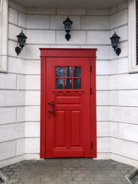 Foto bella puerta roja en una pared de ladrillo