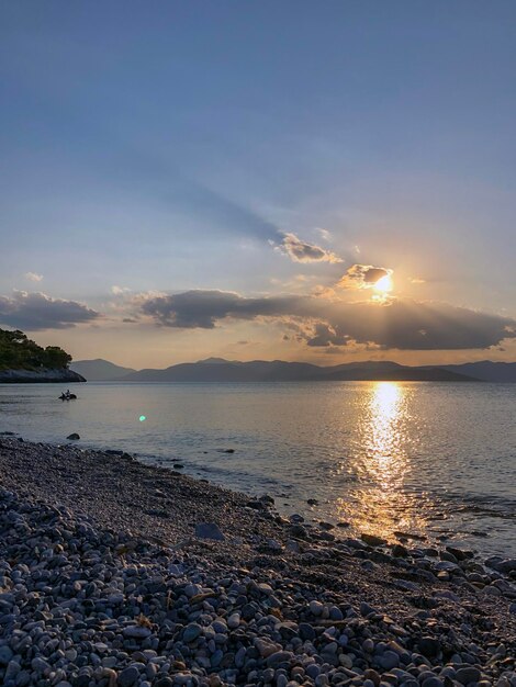 Foto bella puesta de sol dorada en la orilla del mar de grecia