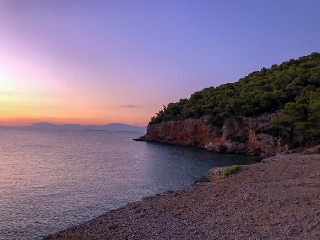 Foto bella puesta de sol en la orilla del mar de grecia