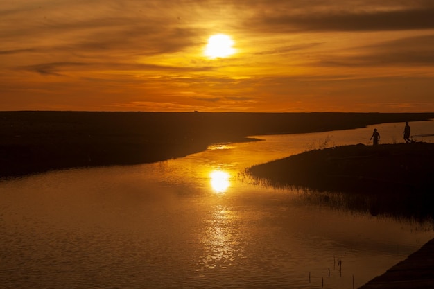 Bella puesta de sol en el río con un cielo dramático