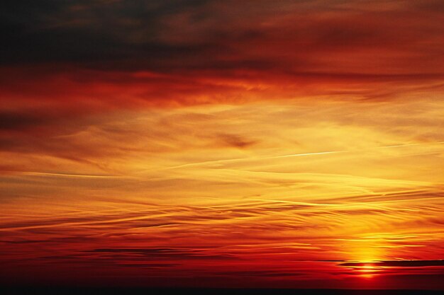 Foto bella puesta de sol sobre el mar foto como una imagen digital de fondo