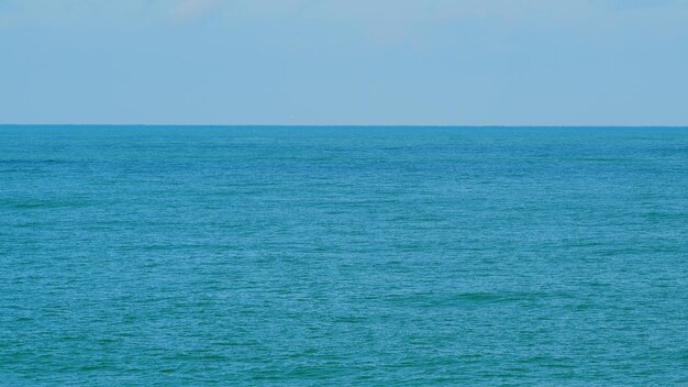 Bella superficie de mar tropical superficie de agua de mar azul con chispas todavía