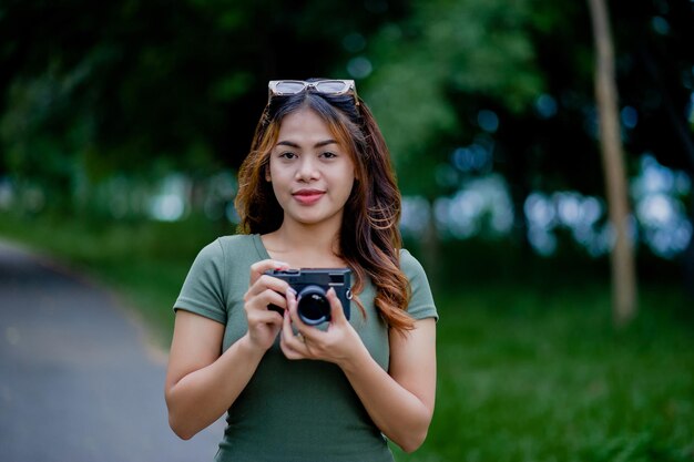 Bella turista asiática y su cámara personal fotógrafa mujer Surround Milleles