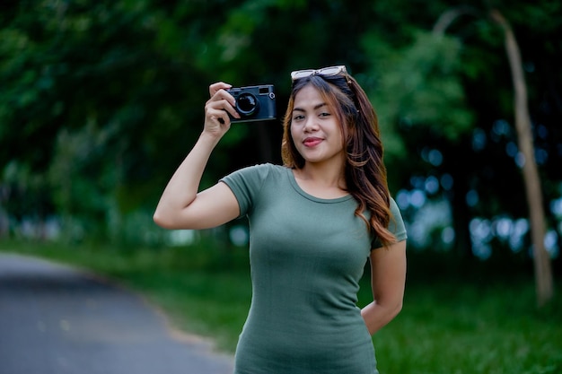 Bella turista asiática y su cámara personal fotógrafa mujer Surround Milleles