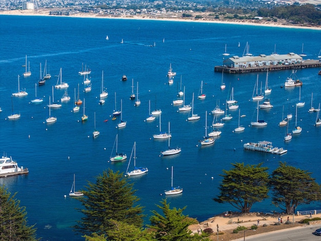 Bella vista aérea de la ciudad de Monterey en California