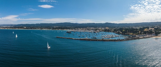 Bella vista aérea de la ciudad de Monterey en California